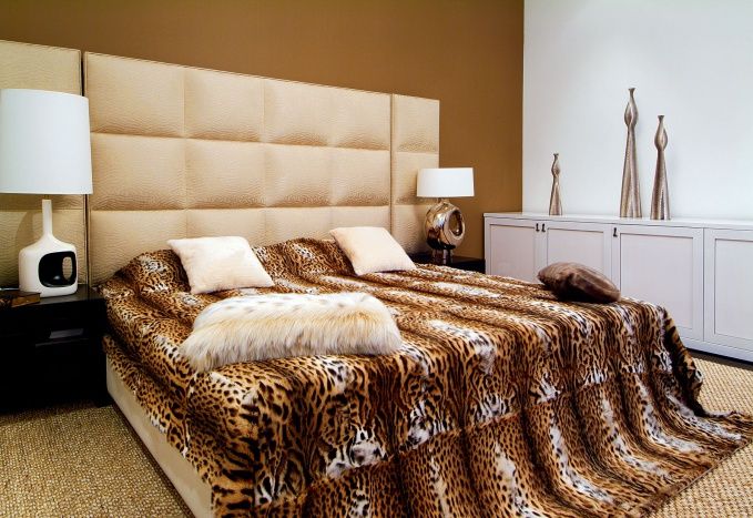 Кровать оформленная леопардовым принтом